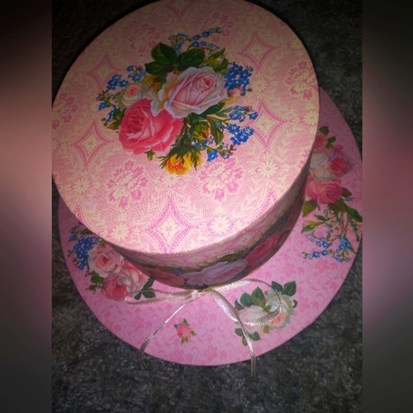 💝 Michel & Company Unique Hat Box - Picture 3 of 11